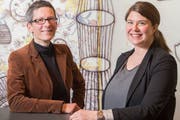 Kristin Schmidt und Barbara Affolter leiten die städtische Dienststelle, die für die Kulturförderung zuständig ist. (Bild: Urs Bucher - 10. Dezember 2015)