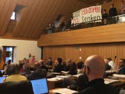 Klimadebatte am Dienstagnachmittag im St.Galler Stadtparlament: Junge Klimaaktivisten fordern per Transparent von der Zuschauertribüne herunter griffige Massnahmen gegen den Klimawandel. (Bild: Seraina Hess - 21. Mai 2019)