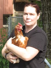 Daniela Gerber mit einer Legehenne vom Zwickyhof, die man retten kann. (Bild: Janine Bollhalder)