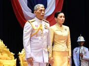 König Rama X (links) und seine Frau Königin Suthida. (Bild: EPA, Bangkok, 24. März 2019)