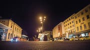 Die Situation an einem Samstagabend am Bahnhof: Auf den vier offiziellen Standplätzen links warten die Fahrzeuge von Ilg, rechts andere Taxibetreiber. (Bild: Andrea Stalder (17. Juni 2017))