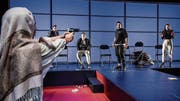 Wer die Waffe hat, hat die Macht im Klassenzimmer – «Verrücktes Blut» am Theater St. Gallen. (Bild: Tanja Dorendorf)