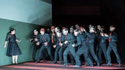 Hibla Gerzmava bezaubert als Leonora, der Chor der Oper Zürich beweist musikalische Qualität. (Bild: Monika Rittershaus)