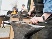 Schmied ist nur einer von vielen Handwerksberufen, die im Hinterländer Dorf Urnäsch noch ausgeführt werden. (Bild: PD)