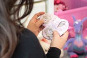 Andenken wie diese Babyfinkchen halten Nina aufrecht. (Bild: Ralph Ribi)