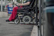 Längst nicht alle Haltestellen des öffentlichen Verkehrs sind behindertengerecht umgebaut. (Bild: Pius Amrein, Luzern, 29. August 2016)