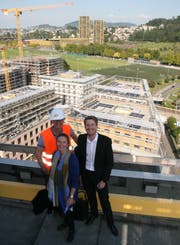 Blick vom Dach des Mattenhof-Hochhauses auf Teile des neuen Quartiers. Von links: Gesamtprojektleiter Hannes Schmuckli, Projektleiterin Claudia Siegle und Arealmanager William White. (Bilder: Roman Hodel (Kriens, 28. September 2018))