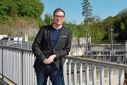 Der Berner Oberländer Andreas Jossi ist mit seiner Familie im Toggenburg heimisch geworden. Im Hintergrund das neue Kraftwerk Mühlau, das im Jahre 2011 eröffnet wurde. (Bild: Beat Lanzendorfer)