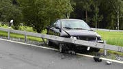 Am Auto und der Strassenanlage entstand ein Sachschaden von mehreren tausend Franken. (Bilder: Kapo)