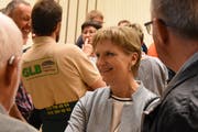 Vreni Wild ist – wie hier an der Bürgerversammlung 2019 – der Austausch mit der Bevölkerung wichtig. (Bild: Urs M. Hemm, 5. April 2019)