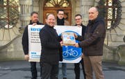 SVP-Präsident Dieter Haller (vorne links) übergibt Daniel Egli, stellvertretender Stadtschreiber, die Unterschriften vor dem Stadthaus. In der hinteren Reihe (von links) SVP-Grossstadtrat Thomas Gfeller, JSVP-Co-Präsident Patrick Zibung und SVP-Kantonsrat Pirmin Müller. (Bild: hor, Luzern 25. Februar 2019)