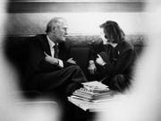 Bundesrat Willi Ritschard und die spätere Bundesrätin Elisabeth Kopp fotografiert durch ein Türfenster. (Bild: Keystone (Bern, 1. Oktober 1981))