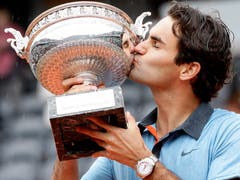 French Open 2009: Federer s. Söderling 6:1, 7:6 (7:1), 6:4Es ist ein Meilenstein für Roger Federer. Endlich holt er sich einen Grand-Slam-Titel auf Sand. «Ich schätze diesen Titel sehr hoch ein. Es war ein langer, harter Weg. Die Leute redeten ja von einem Komplex. Viel Druck kam von den Medien, oft hiess es, ich könne Paris nicht gewinnen.» Vor ihm hatten nur fünf Spieler (Fred Perry, Don Budge, Rod Laver, Roy Emerson und Andre Agassi) alle vier grossen Tennis-Turniere in Melbourne, Paris, Wimbledon und New York gewonnen. Federer war seit seinem Sieg bei den French Open im Juni 2009 der Sechste. Ein Jahr später zog Rafael Nadal nach.