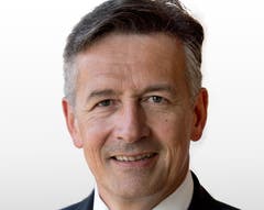 Hans Wicki FDP-Ständerat, Nidwalden Er werde die Vor- und Nachteile einer Kandidatur abwägen sowie diese mit Partei- und Parlamentskollegen diskutieren, sagt der 54-jährige Ökonom aus Hergiswil. Das wird nicht lange dauern: «Nächste Woche entscheide ich, ob ich ins Rennen steige.» Hans Wicki ist die Entscheidungsfreude anzumerken. Eine Fähigkeit, die dem ehemaligen Regierungsrat und Geschäftsführer der in der Elektrotechnik tätigen Pfisterer-Gruppe auch von politischen Gegnern zugesprochen wird. In der Zentralschweiz ist Wicki bekannt als früherer Präsident der Industrie- und Handelskammer.