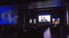 Im stimmungsvoll ausgeleuchteten Luzerner Saal wurden die Gewinner in Filmporträts vorgestellt.