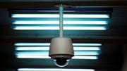 Die Zuger Polizei darf laut Verwaltungsgerichtsurteil das Zuger Stadtgebiet mittels Videokameras überwachen. (Symbolbild: Pius Amrein)