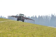 Thurgauer Bauern güllen mit Schleppschläuchen. Die meisten achten darauf, nicht am Wochenende die Gülle auszuführen. (Bild: Donato Caspari, 10. März 2015)
