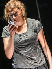 Lisa-Katrina Meyer als Nora im gleichnamigen Stück in der Schiffbau-Box des Schauspielhauses Zürich.
