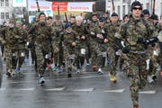 Sie brauchen sich nicht zu verstecken. Von den gut 2500 Läuferinnen und Läufern am Frauenfelder nehmen nur noch knapp zehn Prozent im «Tarnanzug» die Strecke unter die Füsse. (Bild: Beat Lanzendorfer)