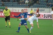 Luzerns Olivier Custodio (in Blau) im Zweikampf mit FCZ- und Ex-FCL-Spieler Hekuran Kryeziu. (Bild: Dominik Wunderli (Luzern, 4. November 2018))