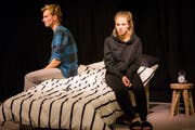 Petra Effinger steht gemeinsam mit Simon Keller als Paar auf der Bühne. (Bild: PD)