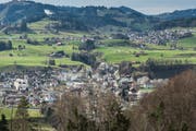 Der Zweckverband Regionales Seniorenzentrum Solino in Bütschwil (im Vordergrund) kann weiterhin auf Mosnang (im Hintergrund) als Mitgliedgemeinde zählen. (Bild: Christian Regg)