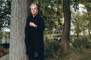 Die pensionierte Radiojournalistin Cornelia Kazis hat ein Buch über Witwen geschrieben: «Das war meine Art der Trauerbewältigung.» Bild: Roland Schmid