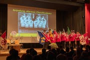 Die Kernser Singbuben auf der Bühne. (Bild: PD)