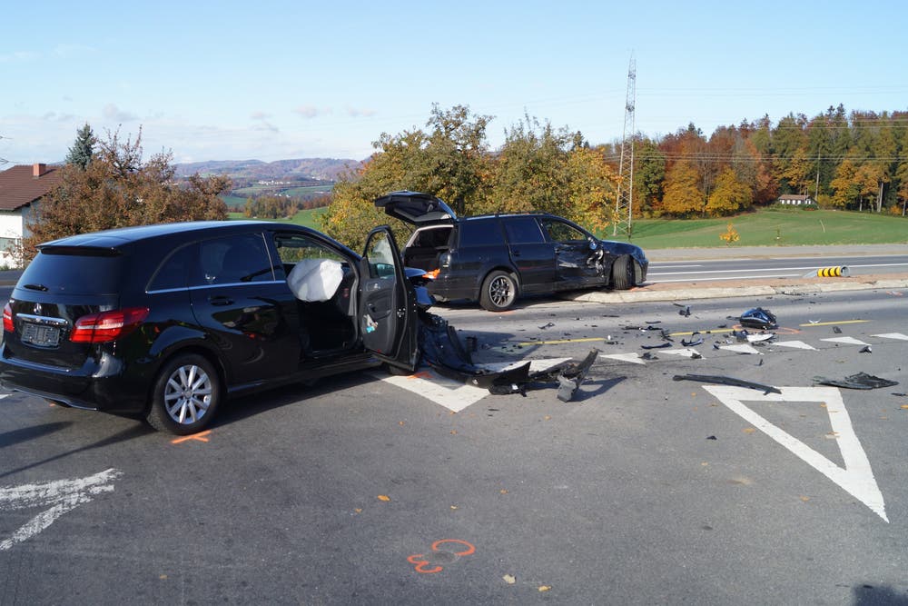 Baar - 11. NovemberAuf der Ägeristrasse im Bereich Moosrank sind zwei Autos zusammengeprallt. Eine Frau wurde leicht verletzt. (Bild: Zuger Polizei)