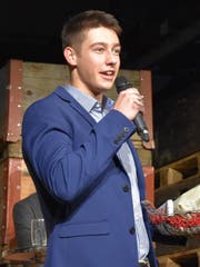 Kaum im Amt, schon eine Aufgabe. Nicolas Stillhard begrüsste vor dem Ständeratsprodium die Gäste. (Bild: Ruben Schönenberger)