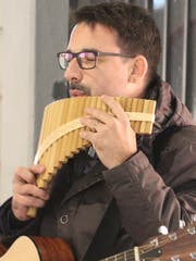 Volle Konzentration: Remo Daguati mit seiner selbst gebauten Panflöte.