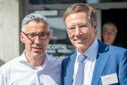 IHK-Direktor Markus Bänziger mit seinem Vorgänger Kurt Weigelt an der General-versammlung. (Bild: Urs Bucher)