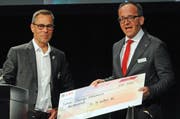 UBS-Regionaldirektor Hanspeter Thür (rechts) übergibt FCSG-Präsident Matthias Hüppi die Spende für «Future Champs Ostschweiz». (Bild: PD)