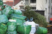 Kehrichtsäcke und alte Christbäume an der Tschudstrasse in St.Gallen. (Bild: Urs Bucher - 8. Januar 2013)