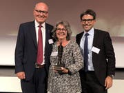 Von links: Direktor Jürg Balsiger, die Mitarbeiter-Verantwortliche Margrit Birrer und Verwaltungsratspräsident André Britschgi bei der Preisübergabe. (Bild. PD)