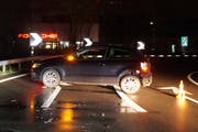 Das beim Auffahrunfall beschädigte Fahrzeug in der Autobahnausfahrt bei Rotkreuz. (Bild: Zuger Polizei (Montag, 10. Dezember 2018))