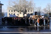 Die Gruppe der Streikenden blieb überschaubar. (Bild: Zoe Gwerder (Zug, 18. Januar 2019))