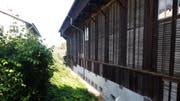 In diesem Bord zwischen Pfarreizentrum Klösterli (links) und altem Werkhof wird die neue Entlastungsleitung für den Stadtbach erstellt. Bild: Stefan Hilzinger