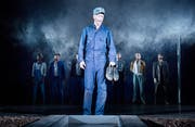 «Es kommt keiner in den Himmel, und keiner kriegt sein Stück Land»: Sebastian Haase (Lennie) in der Schlussszene von «Von Mäusen und Menschen». (Bild: Ilja Mess/Theater Konstanz)