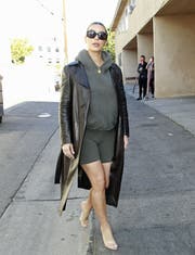 Die Hose des Grauens: Reality-Queen Kim Kardashian schreckt vor nichts zurück. (Bild: Dukas)