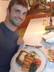 Ein Selfie von David Schmid und seinem Essen im Rössli. (Bild: Zur Verfügung gestellt)