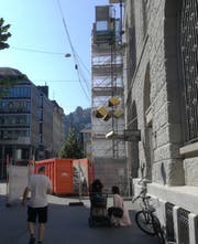 Das Baugerüst samt Mulde und Absperrungen an der Gutenbergstrasse sind unübersehbar. Beides wurde direkt neben dem Eingang zur Bibliothek Hauptpost aufgestellt. (Bild: Marlen Hämmerli - 16. Juli 2019)