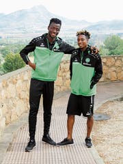 Die beiden Fussballer Musah Nuhu und Majeed Ashimeru sind Freunde fürs Leben – und beten gemeinsam fünfmal täglich. (Bild: Christian Brägger)