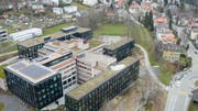 Der Hauptsitz der Helvetia-Versicherung auf dem Areal Girtannersberg. Bei der Umzonung, die am Dienstag vom Stadtparlament beschlossen wurde, geht es um die Wiese direkt hinter den Bürohäusern. (Bild: Hanspeter Schiess/Benjamin Manser - 30. Januar 2018)