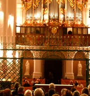 Stand nach dreissig Jahren seit ihrer Restauration im Zentrum des Jubiläumskonzertes: die Grosse Orgel von Neu St. Johann. (Bild: Peter Küpfer)