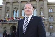Beat Arnold vor dem Bundeshaus, wo er seit 2015 den Kanton Uri im Nationalrat vertritt. (Bild: Elias Bricker, 30. November 2015)