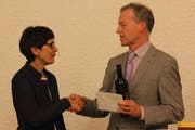 Präsident Paul Gähwiler-Wick dankt Evi Weber für ihre gewissenhafte Arbeit im Kirchenverwaltungsrat, wo sie das Ressort Finanzen betreute. (Bild: Cecilia Hess-Lombriser)