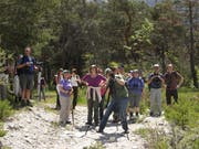 Das Beobachten von Fauna und Flora gehört seit jeher zu den Hauptaktivitäten des NVO, sei es in heimischem Gebiet oder wie hier auf einer Exkursion im Jahr 2010 in den Pfynwald im Wallis. (Bild: PD)