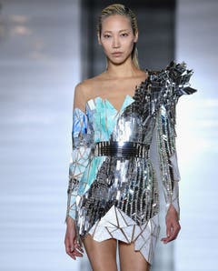 Galaktisch glitzerndes Modell von Balmain. (Bilder: Getty)