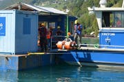 Von einer Plattform aus wird ein Ozean-Boden-Seismometer auf den Seegrund hinuntergelassen. (Bild: Martin Uebelhart (Ennetbürgen, 11. September 2018))